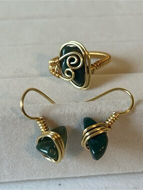 Gold-Tone Wire-Wrapped Ring with Deep Green Stone